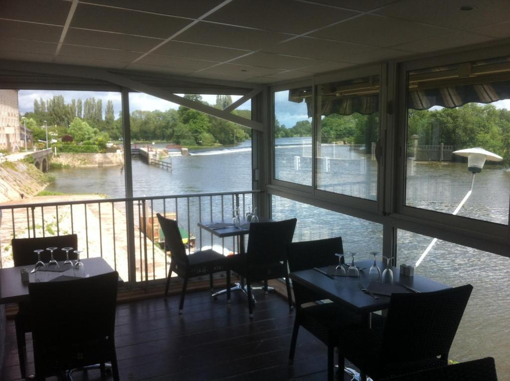 Les Ondines Hotel Les Hauts-d'Anjou Bagian luar foto