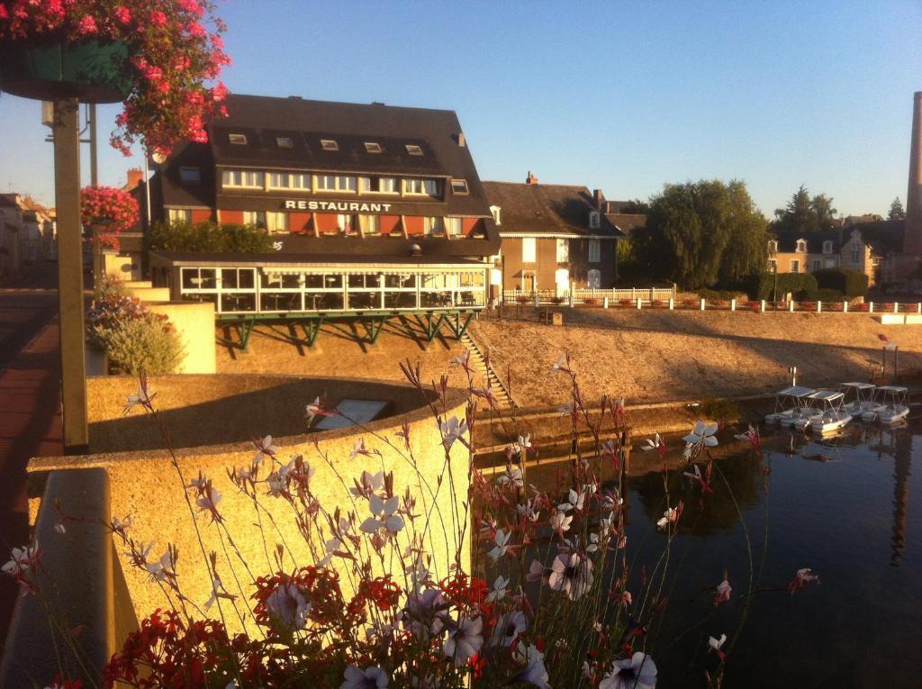 Les Ondines Hotel Les Hauts-d'Anjou Bagian luar foto
